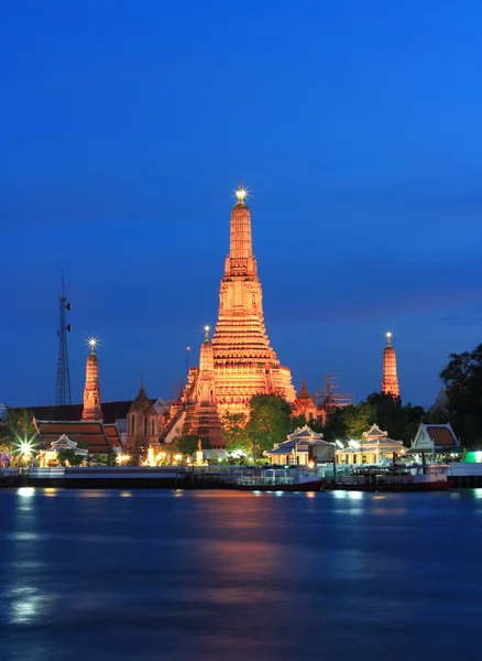 Twilight view of Wat Arun across Chao Phraya River during sunset in Bangkok, Thailand — Stock Photo, Image