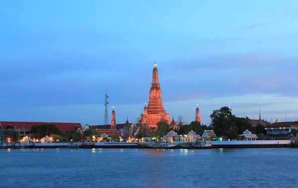 The Temple of Dawn, Wat Arun, on the Chao Phraya river and a beautiful blue sky in Bangkok, Thailand — Stock Photo, Image