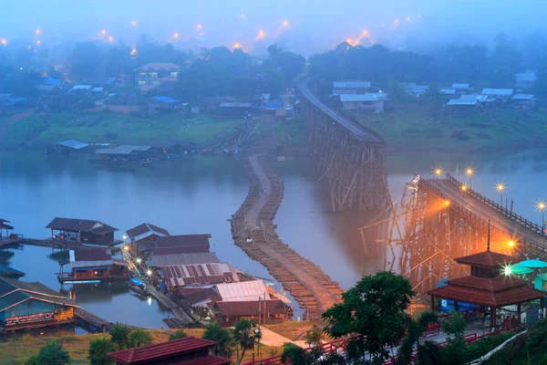 eski ahşap köprü köprünün çökmesi köprü nehir ve ahşap köprü (mon Köprüsü) arasında sangklaburi, kanchanaburi, il Asya Tayland at