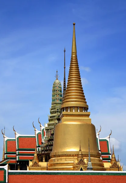 Pagodes in wat phra kaew (de tempel in de grand palace) — Stockfoto