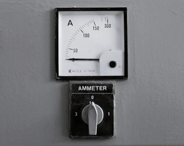 Starých budíků, ovládací panel s několika analogový ampérmetr — Stock fotografie