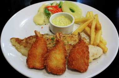 ızgara balık fileto ile kızartılmış karides, cips ve sebze salatası