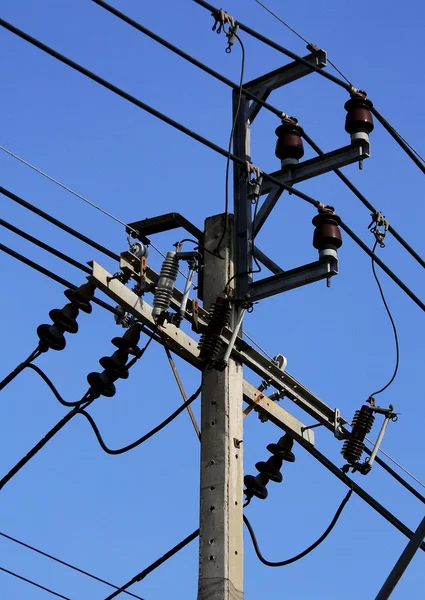 Elektrik direği ve yüksek gerilim donatımı, Tayland — Stok fotoğraf