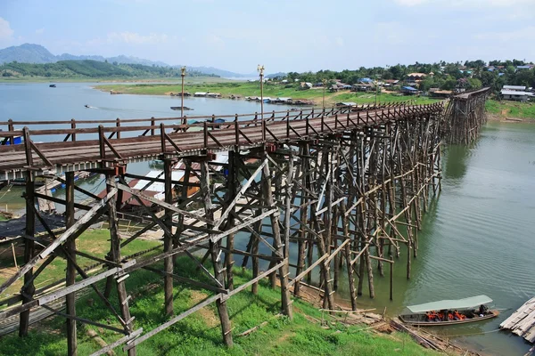 El viejo puente de madera Puente sobre el río o puente Mon en sangklaburi, Kanchanaburi Tailandia —  Fotos de Stock