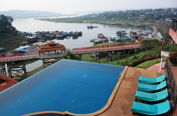 Kanchanaburi- 27 de abril: Con vistas a la piscina y a la ciudad flotante de Sangklaburi fotografías de Samprasob Resor el 27 de abril de 2014 Kanchanaburi Tailandia . — Foto de Stock