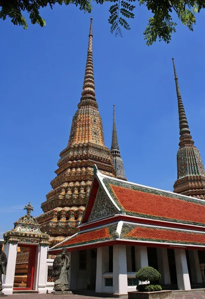 Auténtica arquitectura tailandesa en Wat Pho en Bangkok Tailandia —  Fotos de Stock