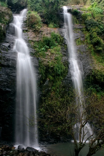 Wodospad głębokiego lasu w Tajlandii si satchanalai national park — Zdjęcie stockowe
