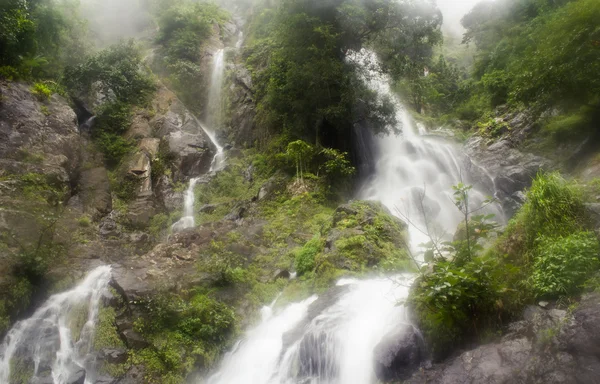 Wodospad w głęboki Las, park narodowy, saraburi, Tajlandia — Zdjęcie stockowe