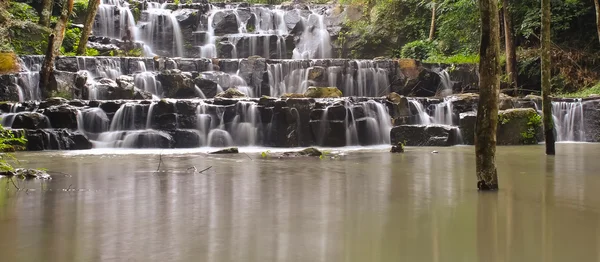 Cascada en el Parque Nacional Namtok Samlan, Saraburi, Tailandia —  Fotos de Stock