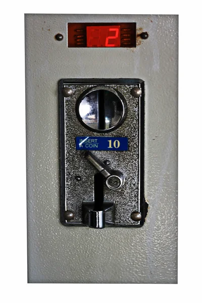 A Vértes egy fém érmét egy érmét slot panel működtetett gép belépési és kilépési bővítőhely és a gomb egy elszigetelt háttér — Stock Fotó