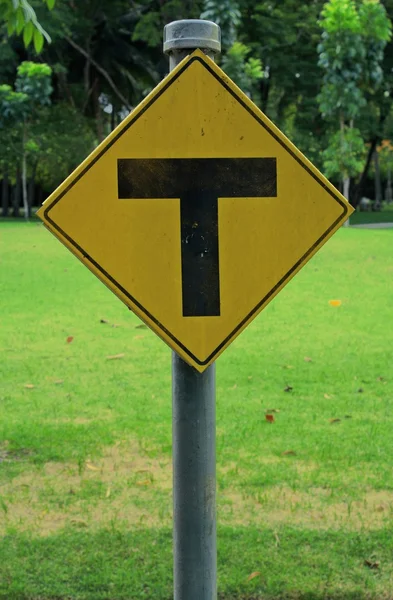 Желтые дорожные знаки, дорожные знаки на фоне природы — стоковое фото