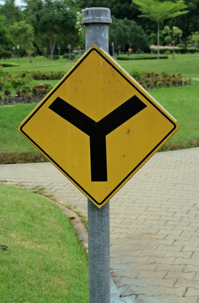 Желтые дорожные знаки, дорожные знаки на фоне природы — стоковое фото