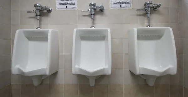 Λευκή πορσελάνη ουρητήρια σε δημόσιες τουαλέτες — Φωτογραφία Αρχείου