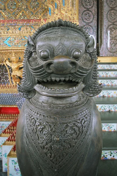 Brons lejon eller kinesiska skulptur — Stockfoto