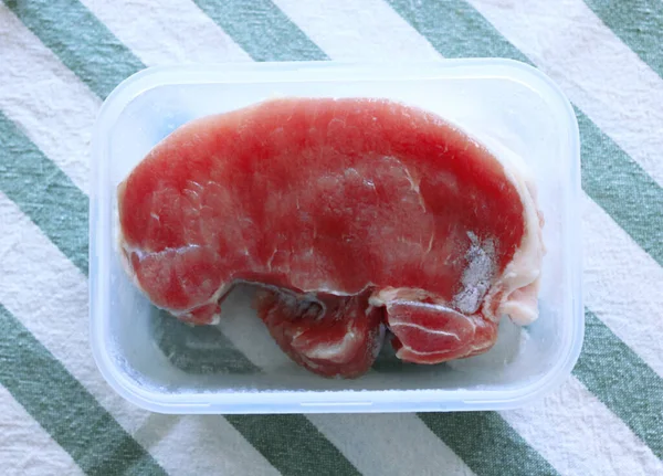 Нарежьте Свежую Замороженную Свинину Тарелке Кухонном Столе — стоковое фото