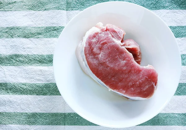 Trancher Porc Frais Congelé Dans Une Assiette Table Cuisine — Photo