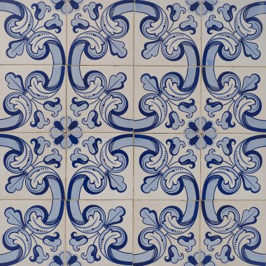 Renkli seramik duvar kiremitleri olan bina duvarı, Azulejos 'lar yakın mesafede. Soyut dekoratif arkaplan, tasarım ya da fon için desenli desen. Geleneksel Portekiz mimarisi.