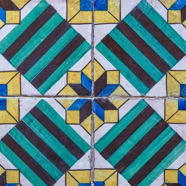 Renkli, seramik duvarlı fayanslar, yaklaşın. Geleneksel Portekiz sanatı Azulejos. Tasarım ya da arkaplan için desenli desen. Klasik dekoratif fayanslardan soyut arkaplan.