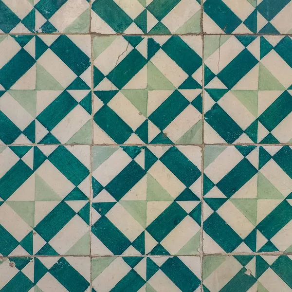 Renkli, seramik duvarlı fayanslar, yaklaşın. Geleneksel Portekiz sanatı Azulejos. Tasarım ya da arkaplan için desenli desen. Klasik dekoratif fayanslardan soyut arkaplan.
