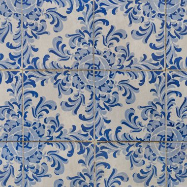 Renkli seramik duvarlı bir duvar parçası. Azulejolar yaklaşın. Soyut dekoratif arkaplan, tasarım ya da fon için desenli desen. Geleneksel Portekiz mimarisi.