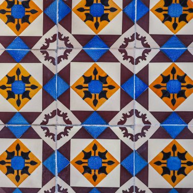 Renkli seramik seramik karoları olan bir bina duvarı parçası. Klasik Azulejos, yakın çekim. Geleneksel Portekiz mimarisi. Tasarım veya arkaplan için soyut arkaplan, desenli dekoratif desen.