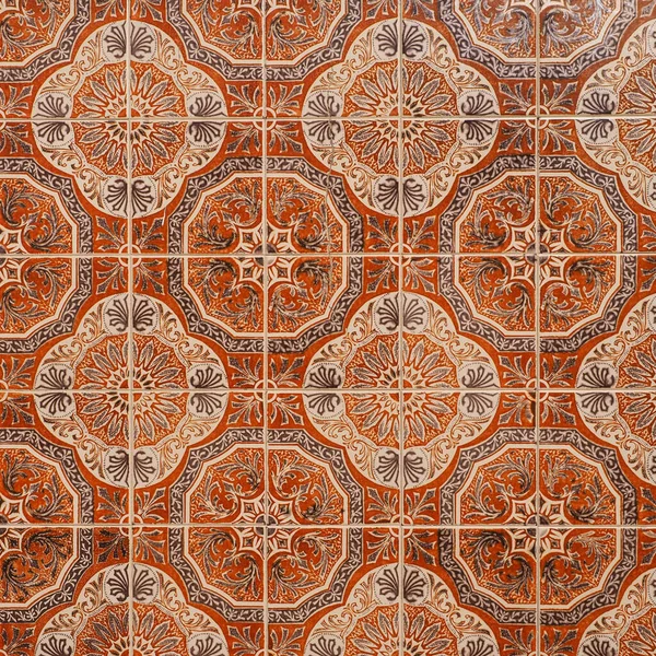 Renkli seramik duvarlı bir duvar parçası. Azulejolar yaklaşın. Soyut dekoratif arkaplan, tasarım ya da fon için desenli desen. Geleneksel Portekiz mimarisi.