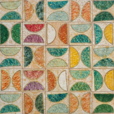 Vintage seramik duvarlı bir bina duvarı parçası. Azulejos, kapat. Soyut dekoratif arkaplan, tasarım ya da fon için desenli desen. Geleneksel Portekiz mimarisi.