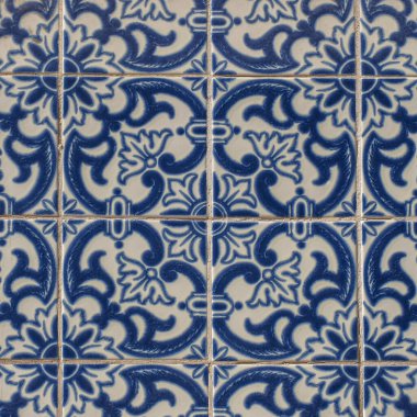 Vintage seramik duvarlı bir bina duvarı parçası. Azulejos, kapat. Soyut dekoratif arkaplan, tasarım ya da fon için desenli desen. Geleneksel Portekiz mimarisi.