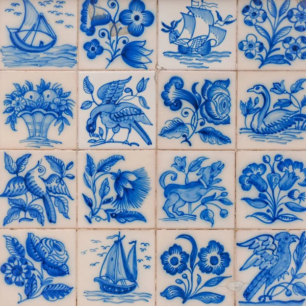 Vintage seramik duvarlı bir bina duvarı parçası. Azulejos, kapat. Soyut dekoratif arkaplan, tasarım ya da fon için desenli desen. Geleneksel Portekiz mimarisi.
