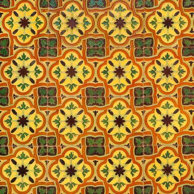 Kaplamalı seramik fayanslı bina duvarı, kabartmalı eski Mudejar, yakın çekim. Geleneksel İspanyol mimarisi. Tasarım veya arkaplan için soyut arkaplan, desenli dekoratif desen.