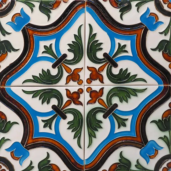 Seramik seramik seramik kaplamalı bina duvarı. Kabartmalı Azulejos, yakın çekim. Geleneksel Portekiz mimarisi. Soyut arkaplan, arkaplan için desenli dekoratif desen.