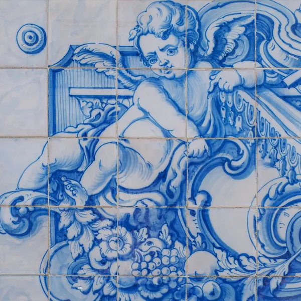 Geleneksel Portekizce, seramik seramik fayanslar Oeiras caddesinde duvar inşa ediyorlar. Azulejos beyaz, mavi süslemeli, tasarım için arka plan. Dekoratif karolar, meleklerin dini teması..