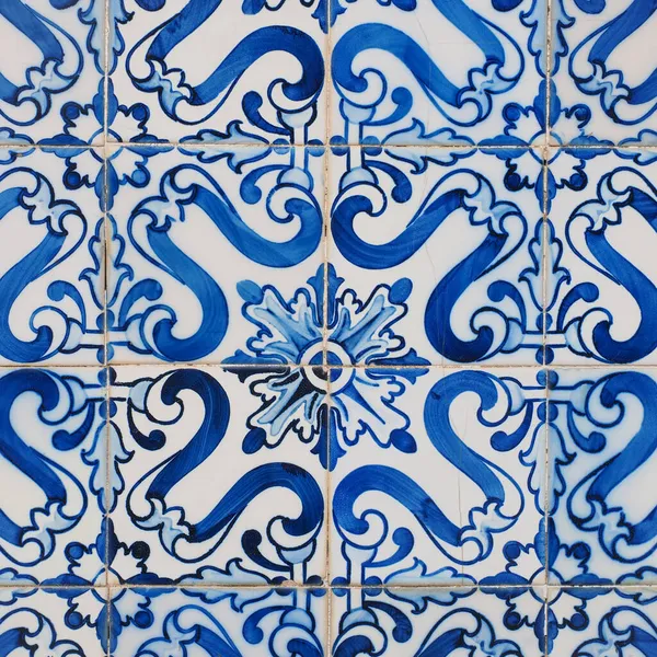 Renkli seramik duvarlı bir duvar parçası. Azulejolar yaklaşın. Soyut dekoratif arkaplan, tasarım ya da fon için desenli desen. Geleneksel Portekiz mimarisi.