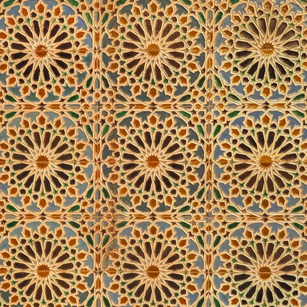 Kaplamalı seramik fayanslı bina duvarı, kabartmalı eski Mudejar, yakın çekim. Geleneksel İspanyol mimarisi. Tasarım veya arkaplan için soyut arkaplan, desenli dekoratif desen.