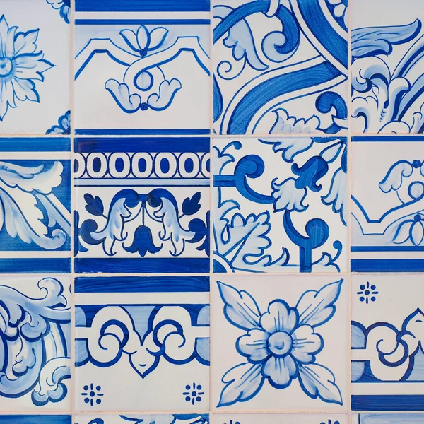 Seramik duvarlı bir duvar parçası. Çeşitli ve farklı modeller Azulejos. Kapatın. Geleneksel Portekiz mimarisi. Tasarım veya arkaplan için soyut dekoratif arkaplan.