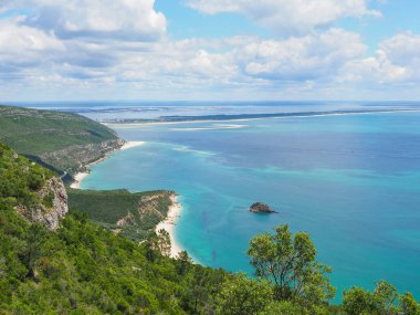 Güzel manzara. Setbal, Portekiz yakınlarındaki Atlantik Okyanusu 'nun muhteşem manzarası. Gökmavisi berrak suyu ve küçük taş adası Anixa ile harika bir körfez. Plaj Portinho da Arrbida veya Praia do Creiro.