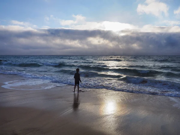 Vakker Solnedgang Portugal Guincho Beach Liten Gutt Står Sandstrand Foran – stockfoto