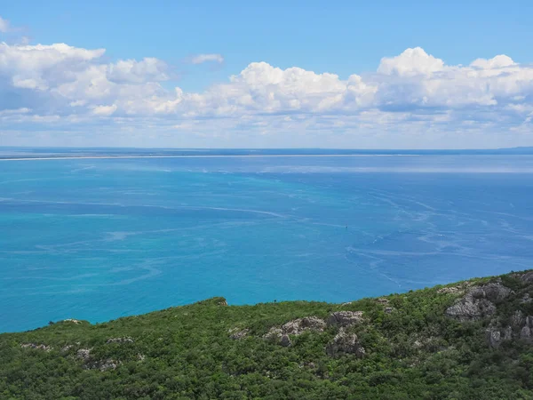 Güzel manzara. Setbal, Portekiz yakınlarındaki Atlantik Okyanusu 'nun muhteşem manzarası. Gök mavisi berrak suyla harika bir koy. Plaj Praia do Portinho da Arrbida veya Praia do Creiro.