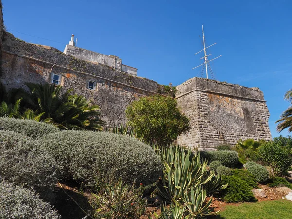 Portekiz 'deki Cascais Kalesi' nin taş duvarının bir parçası. Cidadela de Cascais, Lizbon kıyı şeridini savunmak için 15. ve 17. yüzyıllar arasında inşa edilmiş bir tahkimattır..