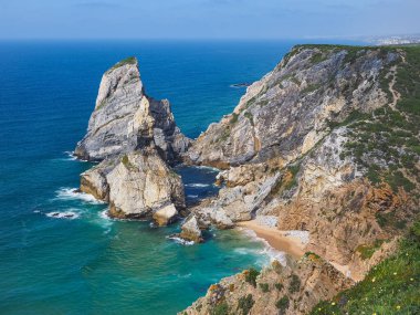 Mavi Atlantik Okyanusu ve inanılmaz dik kayalıklar. Ursa Sahili ya da Praia da Ursa, Cabo da Roca 'nın yanında, milli parkın bir parçası. Portekiz 'in ünlü ve popüler turistik merkezi. Güzel Portekiz manzarası.