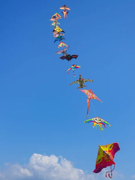 Красочные Воздушные Змеи Фоне Голубого Неба Детские Игры Досуг — стоковое фото