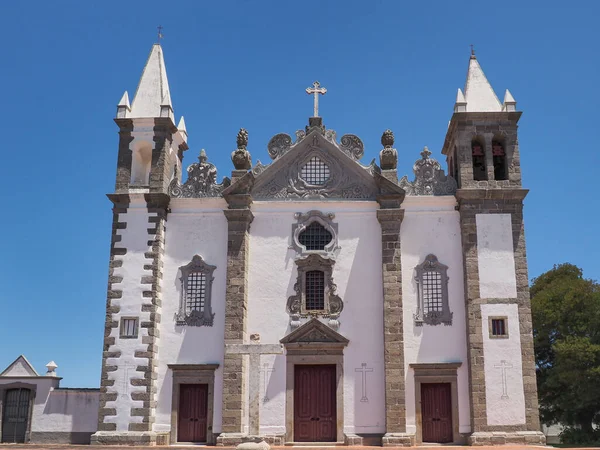 Anne ya da Igreja Matriz do Salvador de Alcovas 'ın güzel kilisesi, tapınak tarzı yapı 16. yüzyılda inşa edilen Rönesans ve Barok arasındaki etkileşimin mükemmel bir örneğidir..