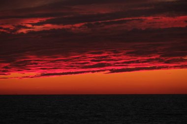 Kırmızı ateş, kan, günbatımı, gökyüzü bulutlu deniz manzarası.