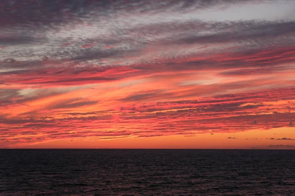 赤い火の血の夕焼け空 Cloudscape — ストック写真