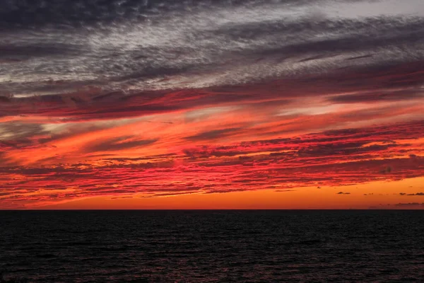 Rosso Fuoco Sangue Tramonto Cielo Nuvoloso Paesaggio Marino — Foto Stock