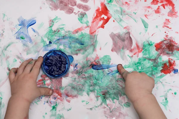 Çocuk Parmaklarıyla Çizer Beyaz Kağıda Renkli Boyalar Yakın Plan Seçici — Stok fotoğraf