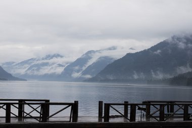 Göllü dağ manzarası