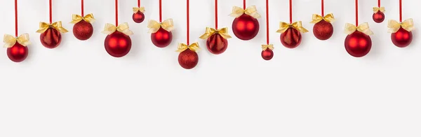 Рождественский Баннер Современном Стиле Простоты Блестящие Красные Шарики Золотыми Бантами — стоковое фото