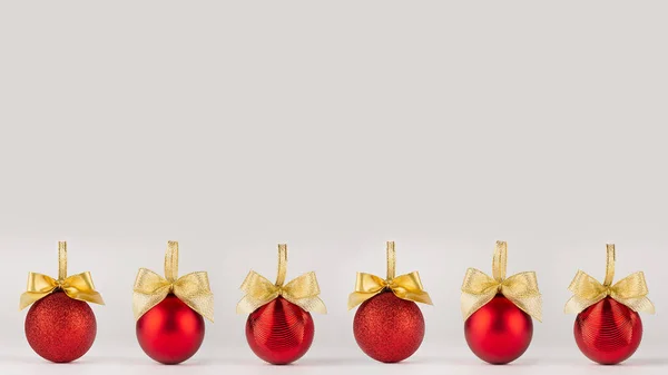 Fundo Ano Novo Brilhante Brilhantes Bolas Vermelhas Com Arcos Ouro — Fotografia de Stock