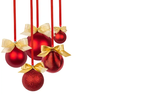 Богатое Рождественское Украшение Красные Шары Золотыми Бантами Висящими Связка Лентах — стоковое фото